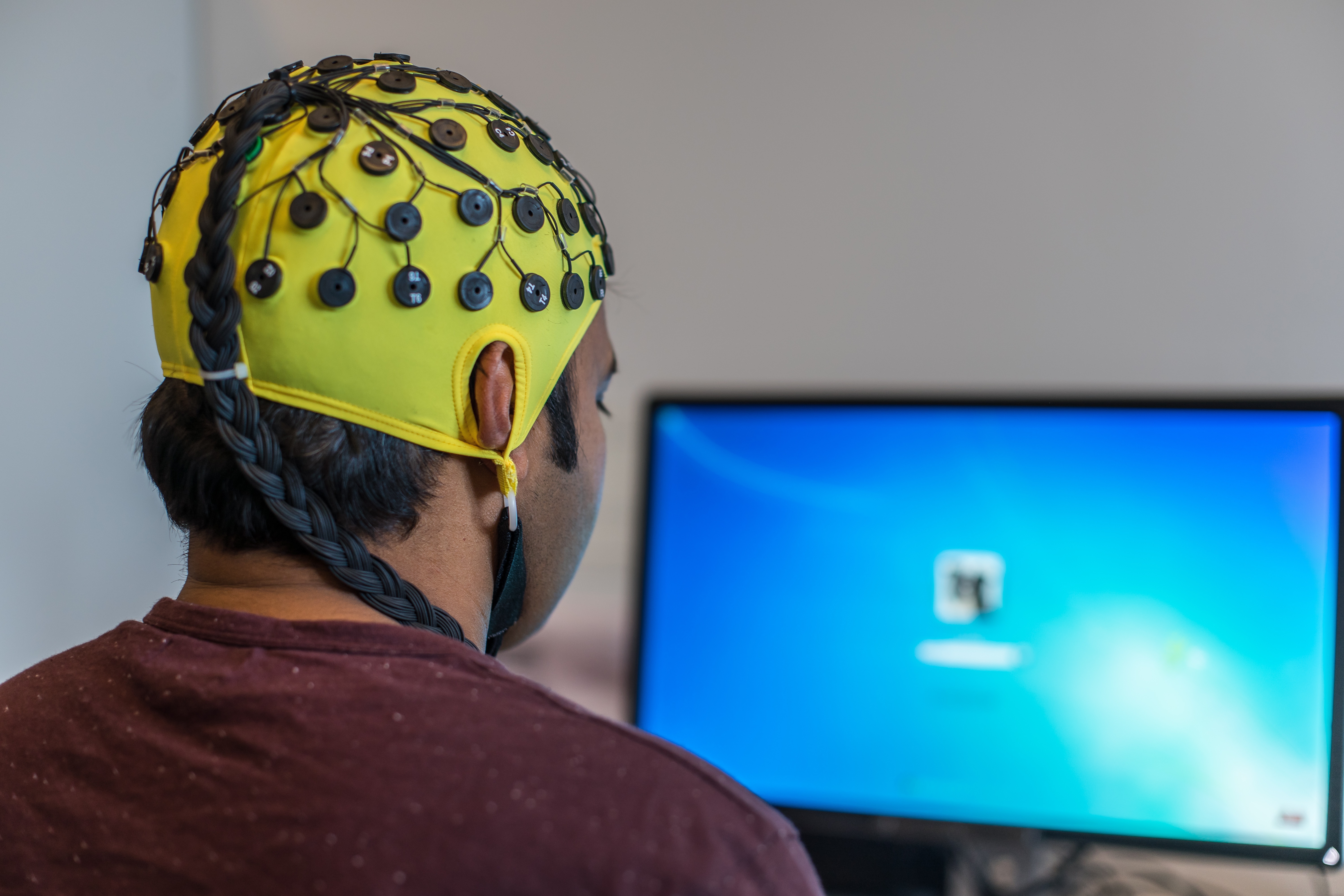 בדיקת EEG למדידת הפעילות החשמלית במוח