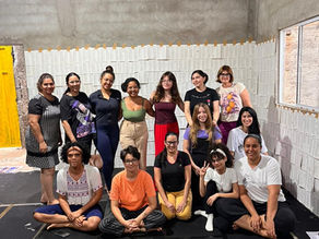 O Coletivo Justina lança o e-book Territórios Emergentes: corpo, memória e dramaturgias em processos, obra organizada por TAKAIÚNA e publicada em 2026. A publicação integra o projeto de Manutenção Artística Territórios Emergentes, contemplado pelo edital nº 16/2024 – PNAB SECULT/GOIÁS, voltado ao fomento continuado de grupos e companhias artísticas. Território de criação comunitária dedicado à pesquisa, formação e produção em artes cênicas, o Coletivo Justina desenvolve investigações no campo das dramaturgias contemporâneas, compreendendo a escrita como prática expandida, atravessada por corpos, afetos, memórias, infâncias e modos diversos de existência. O e-book resulta das pesquisas realizadas pelo Grupo de Estudos Permanentes em Dramaturgias Emergentes (GRUDE) ao longo do ciclo de manutenção artística