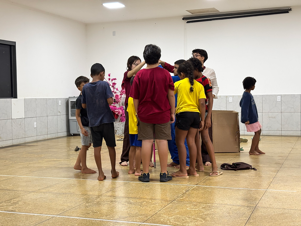 O projeto proposto pelas estagiárias, “Entre pontos e linhas: costurar caminhos” teve como objetivos contribuir para a pesquisa estética têxtil-teatral do espetáculo | Foto: Takaiúna