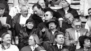 Lucio Dalla allo Stadio Dall'Ara di Bologna nel 1995 con Gianni Morandi e Umberto Tobia Righi. Foto di Luciano Nadalini.