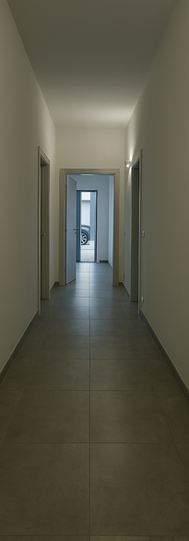 Langer und heller Innenkorridor