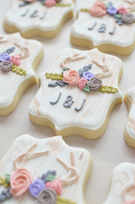 an antler cookie with the initials j & j on it
