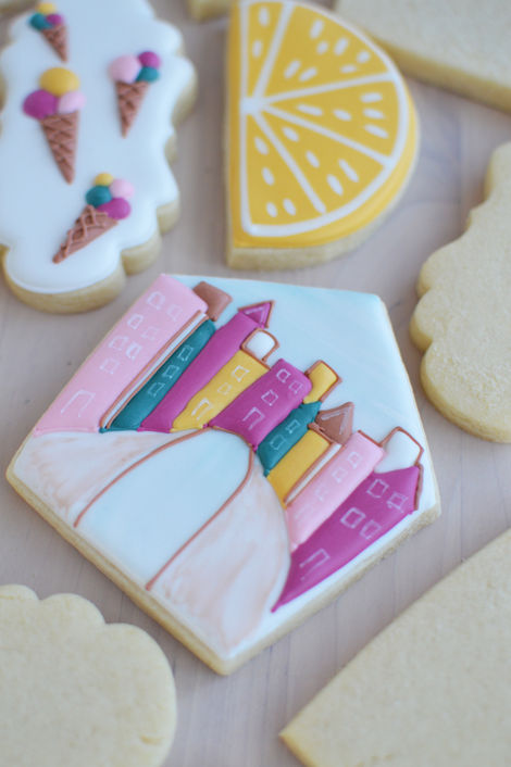 a close up of a cookie with Positano houses on it