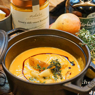 Edeka's Lokale Lieblinge: Süß-saure Kürbissuppe mit Thymianbirnen und steirischem Kernöl