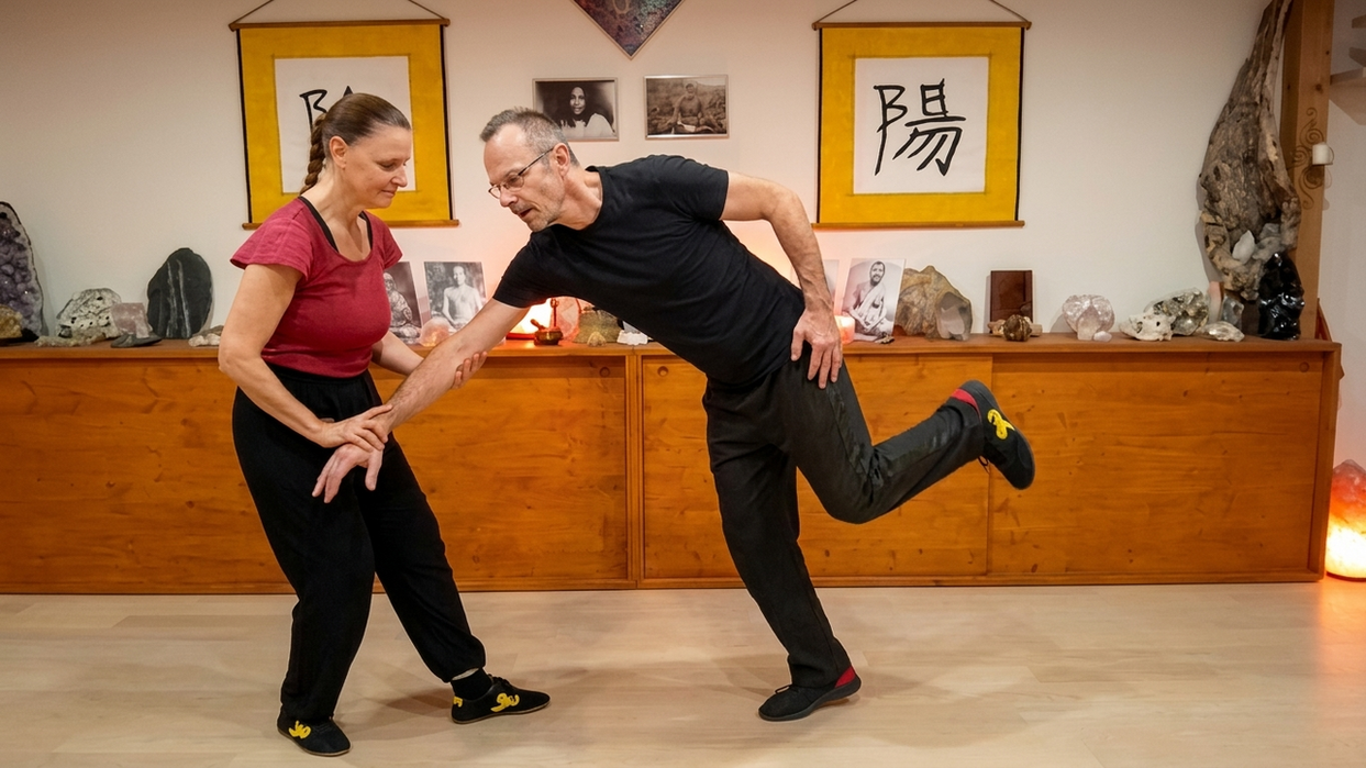 Tai-Chi-Pushing-Hands-Übung im Soullight-Seminarraum Schöftland – zwei Praktizierende üben Gleichgewicht und Energie-Wahrnehmung