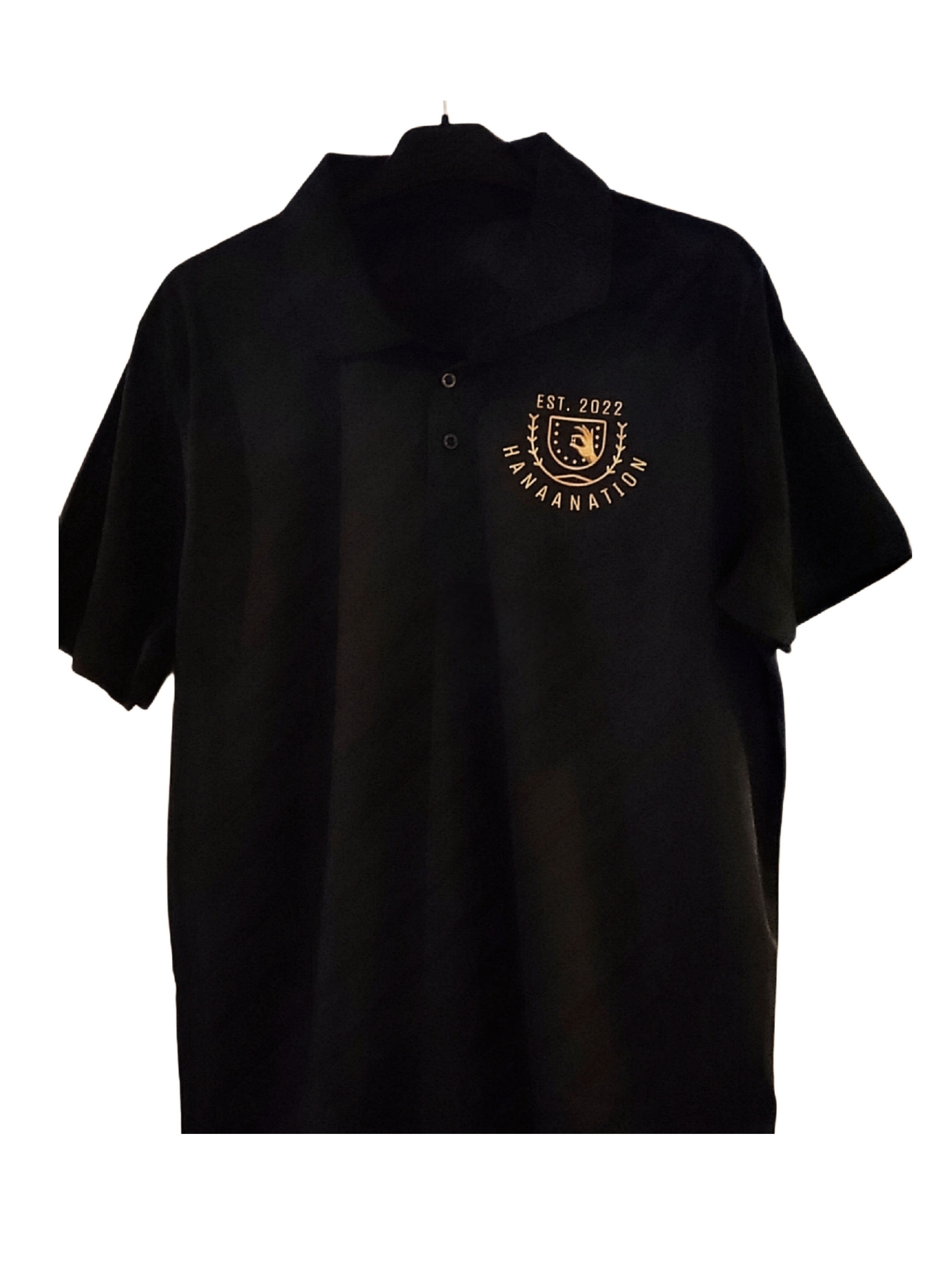 Musta tekninen pikee pienellä rintalogolla 