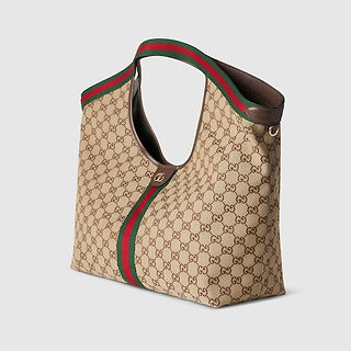 Studio product shot of the Gucci Giglio tote bag in GG monogram canvas, featuring curved edges, leather trim, and the brand’s signature green-red-green stripe detailing.