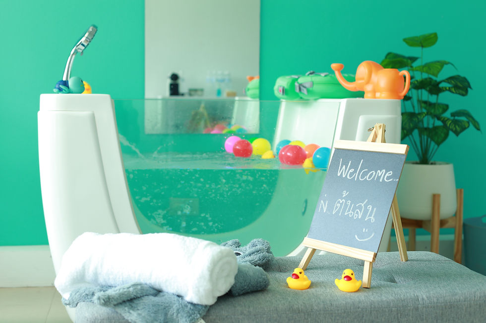 ภาพทารกขณะกำลังนวดตัวอย่างผ่อนคลายบนเบาะนุ่มสบาย