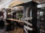 Bar mit Bistro-Stühlen, Holzschildern: Wisch, Outback, Küche