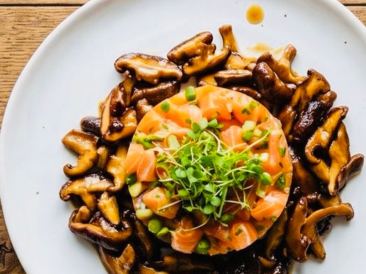 Lachstatar mit süßsauren Shiitake-Pilzen