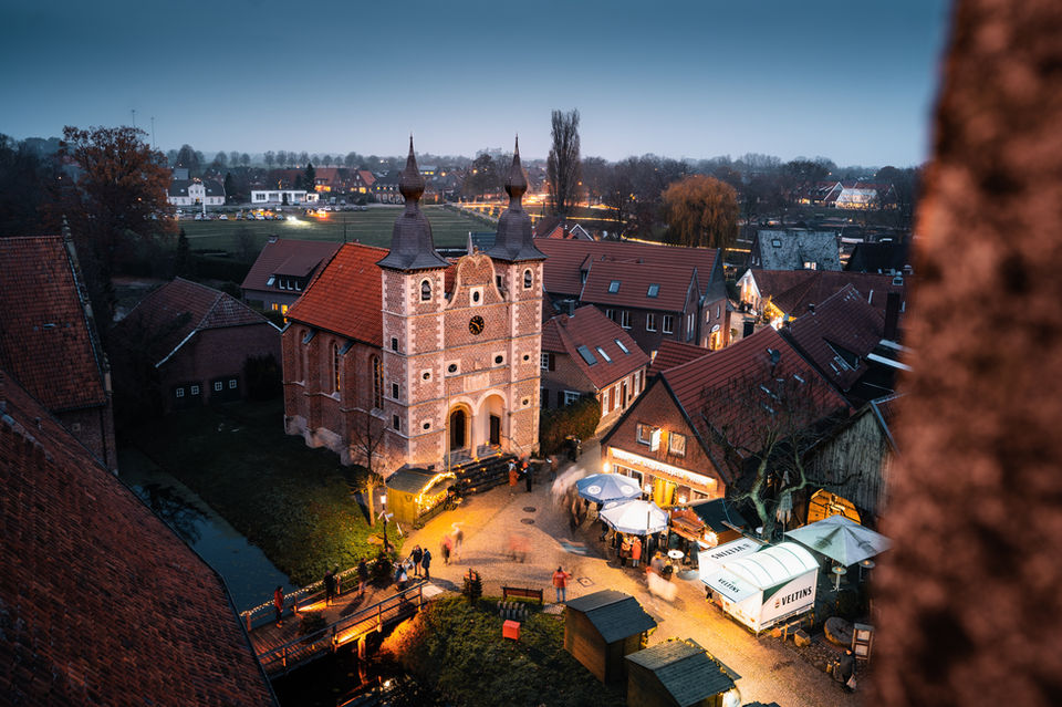 Abendansicht historischer Klosteranlage mit Weihnachtsmarkt