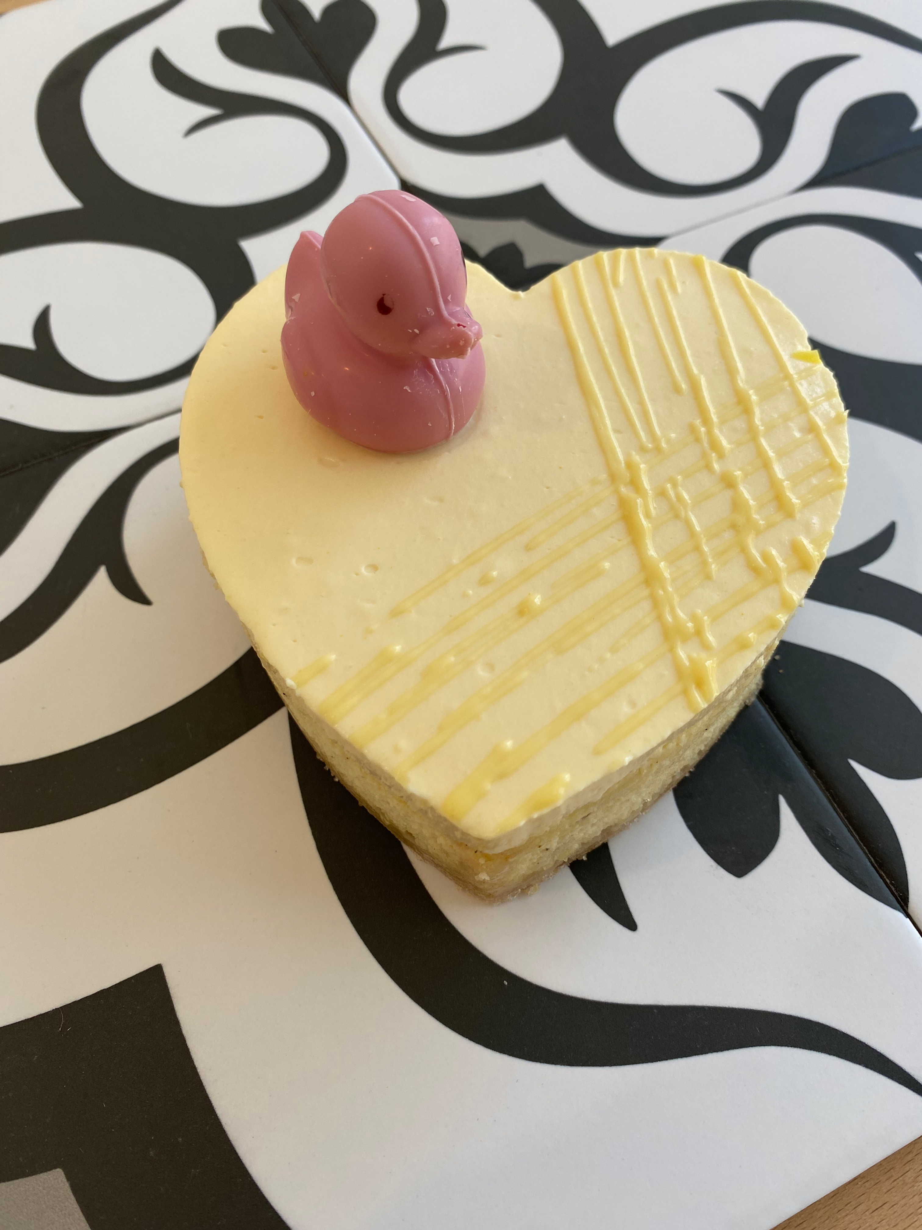 Herzförmiger Zitronenkuchen mit Entchen-Dekor