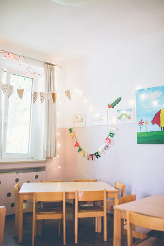 Helles, kindgerechtes Klassenzimmer mit Tisch und Stühlen