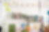 Bunt bebilderte Bücherregale in Kindertagesstätte