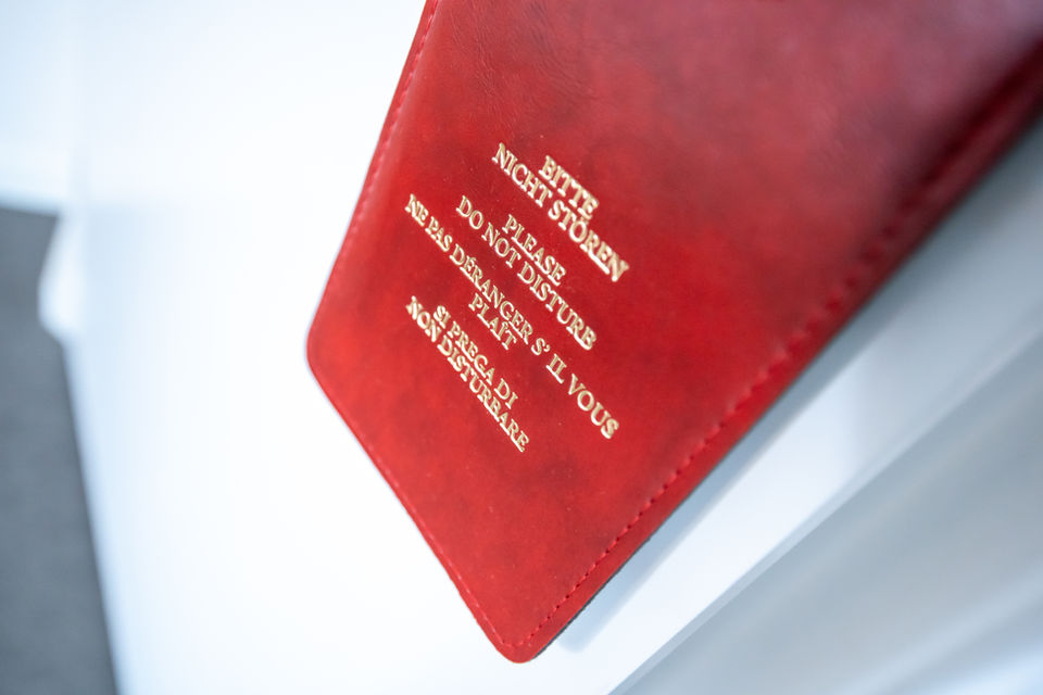 Rote "Bitte nicht stören" Türschild