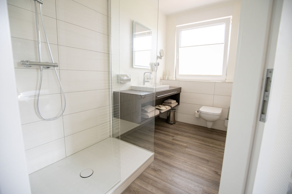Modernes Badezimmer mit Dusche und WC