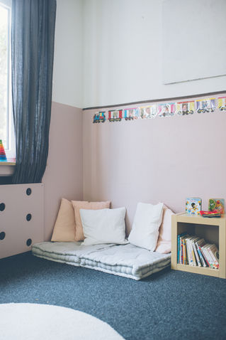 Gemütliche Spielecke mit Kissen und Büchern