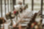 Festliche Tafel: Dekorativer Tisch mit Blumenarrangements und Gedeck