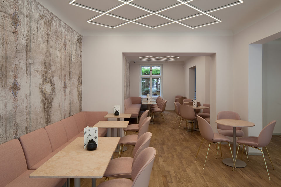 Modern Café-Innenraum mit rosa Sitzgelegenheiten