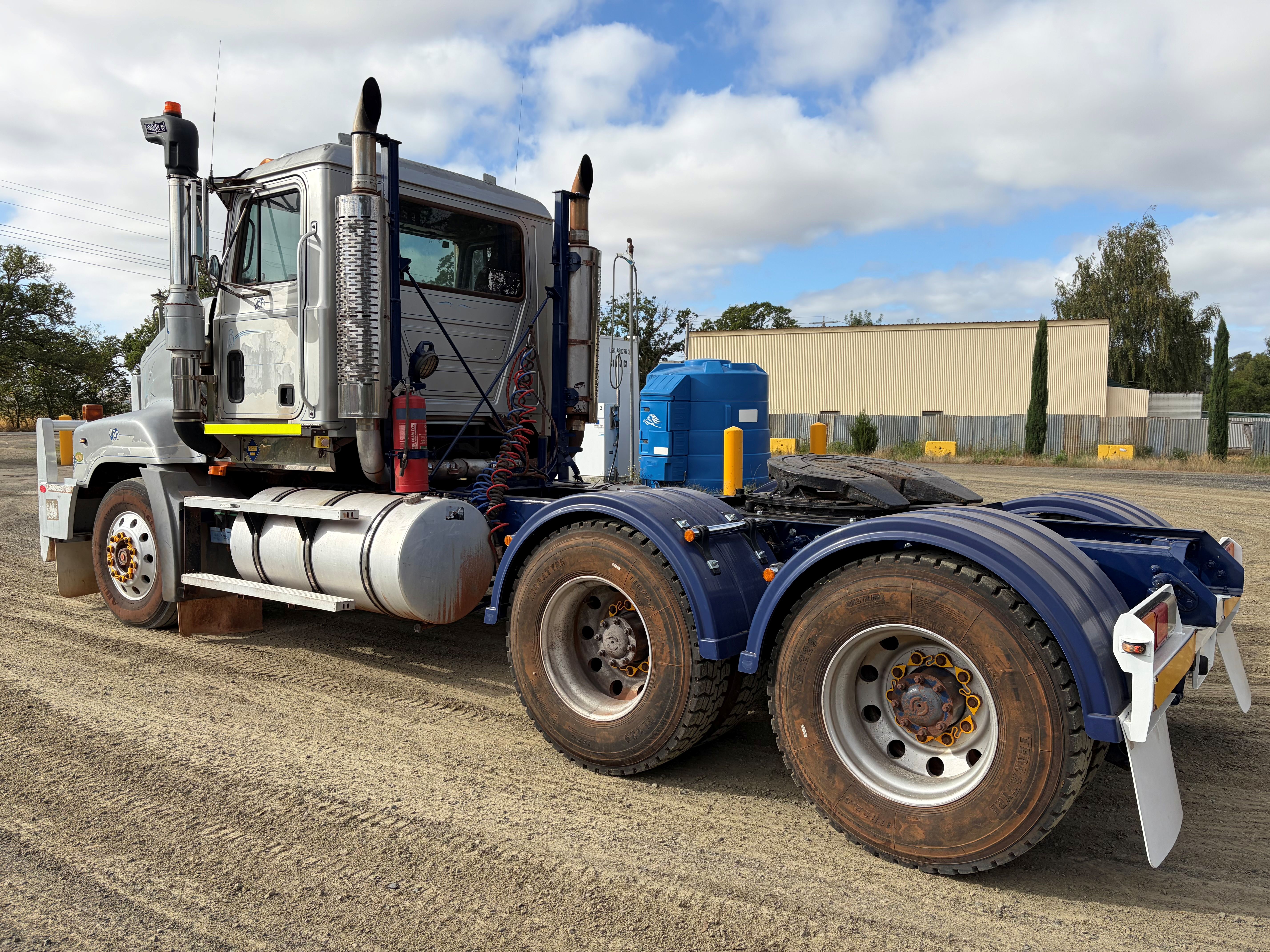 2004 mack Trident Prime Mover 6x4 image 6