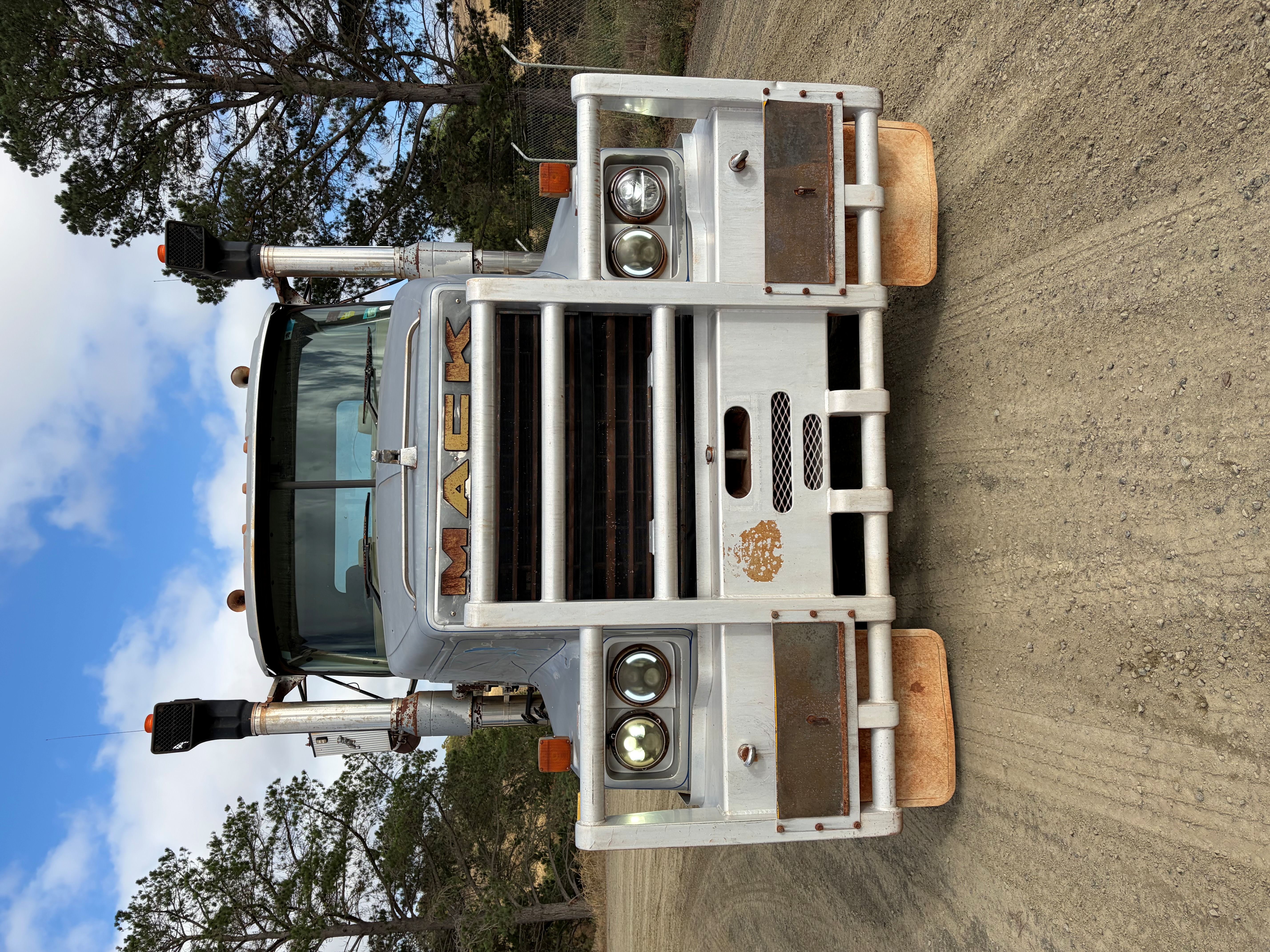 2004 mack Trident Prime Mover 6x4 image 3