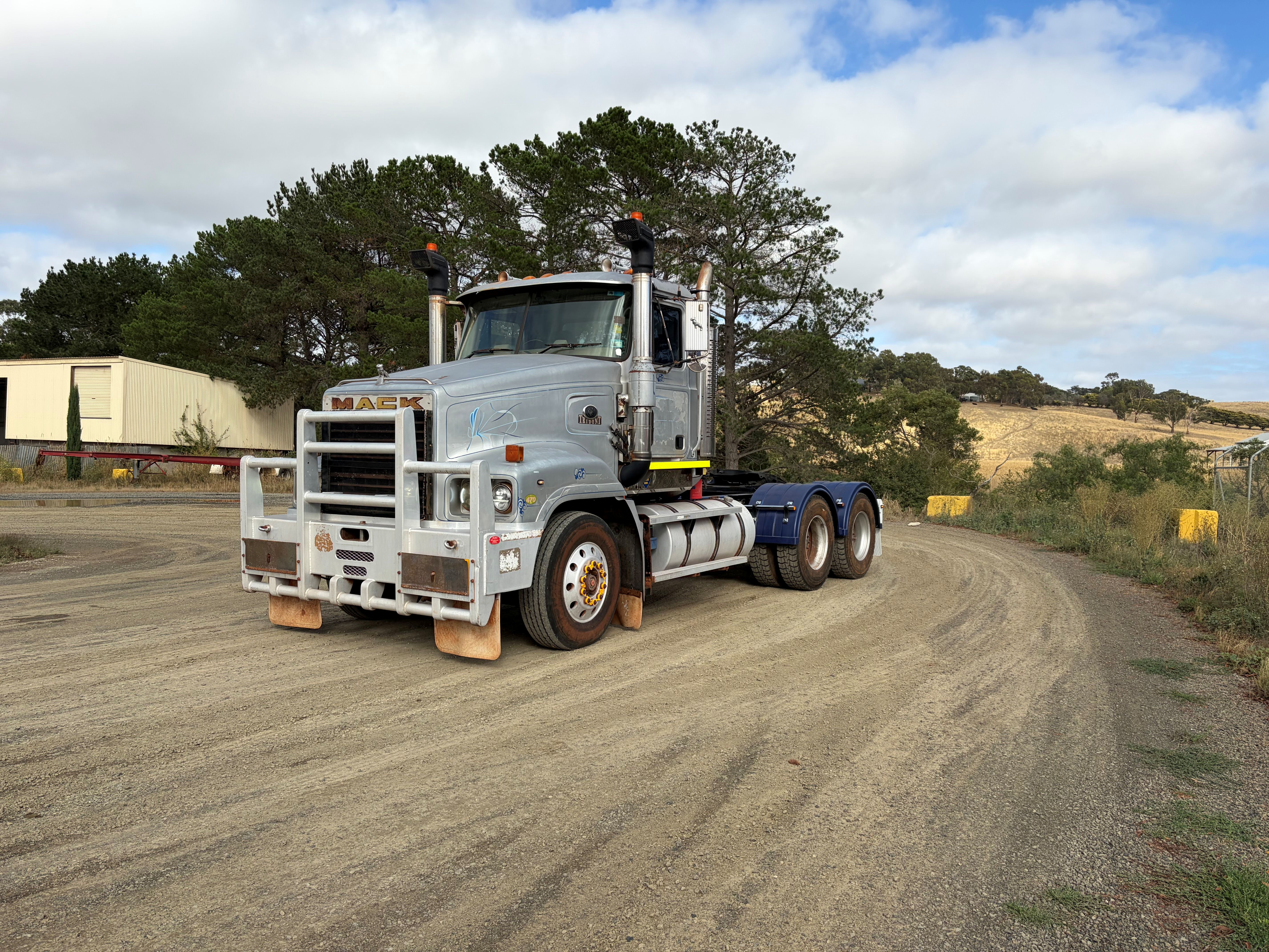 2004 mack Trident Prime Mover 6x4 image 2