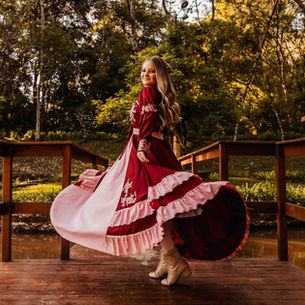 Ensaio de 15 anos em Santo Ângelo, Rio Grande do Sul, com debutante vestida de prenda em traje típico gaúcho — fotografia artística e natural realizada por Thiago Mann, especialista em ensaios de debutantes com estilo autêntico e regional