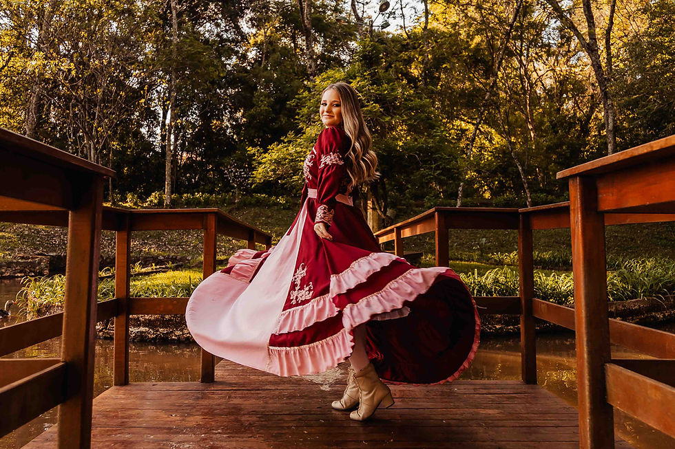 Ensaio de 15 anos em Santo Ângelo, Rio Grande do Sul, com debutante vestida de prenda em traje típico gaúcho — fotografia artística e natural realizada por Thiago Mann, especialista em ensaios de debutantes com estilo autêntico e regional