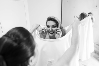 fotos no makingo ff da noiva com um lindo vestido 