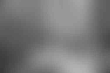 casal fazendo um ensaio fotografico de pre wedding ao ar livre