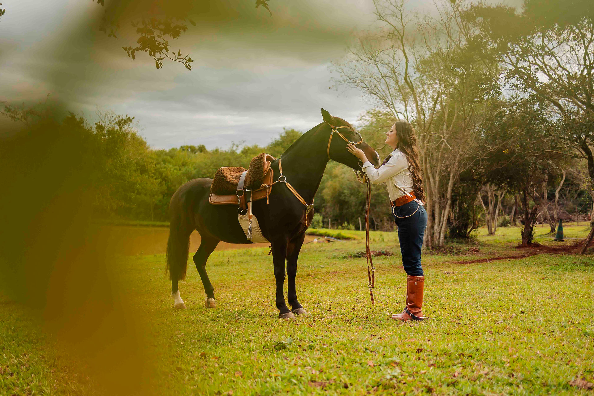 ensaio fotografico no campo com cavalo 
