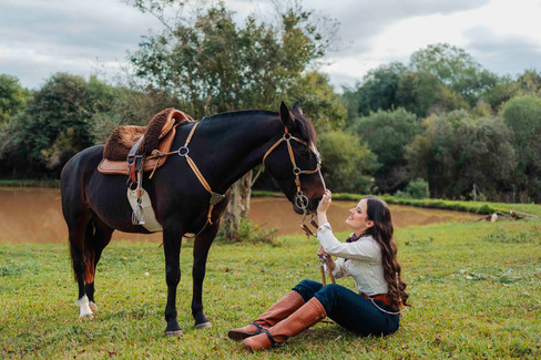 ensaio fotografico no campo com cavalo 