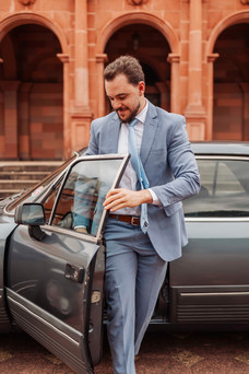 fotografia do noivo chegando na igreja de carro 