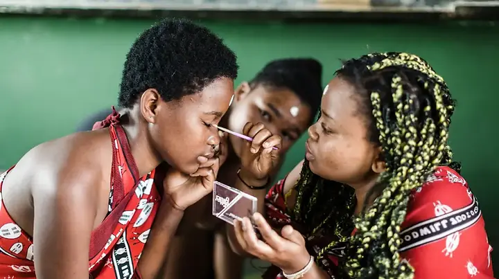 Explore the Umhlanga Reed Dance: meaning, importance, history, girls’ ages, and cultural symbols in this deep African tradition guide