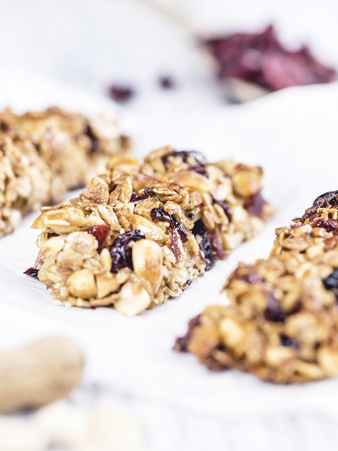 Hausgemachte Müsliriegel Hafer-Cookies mit Blaubeeren – gesunde Snacks in der Ernährungstherapie bei Essstörungen