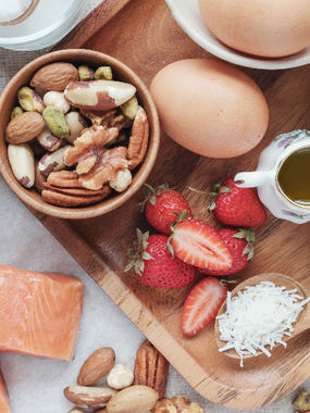 Nährstoffreiche Lebensmittel: Avocado, Beeren, Nüsse und Cracker – Ernährungsberatung Köln Bonn Brühl