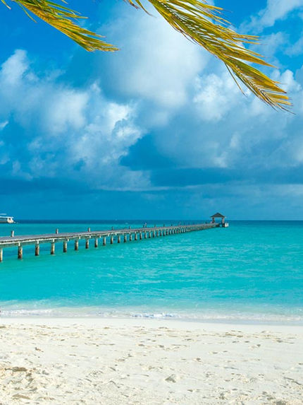 resort sul mare alle Maldive con laguna tropicale