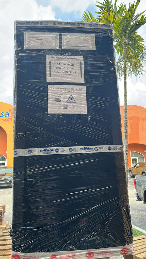 Envío de refrigerador doméstico empacado para viaje.