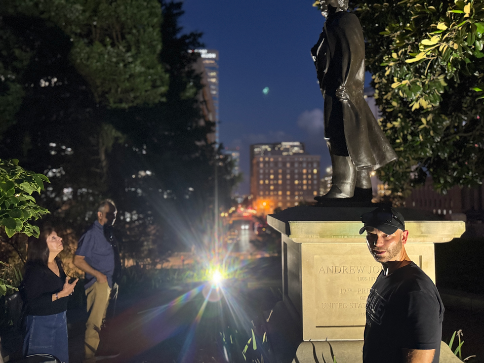 Tour Guide Giving a nashville ghost tour