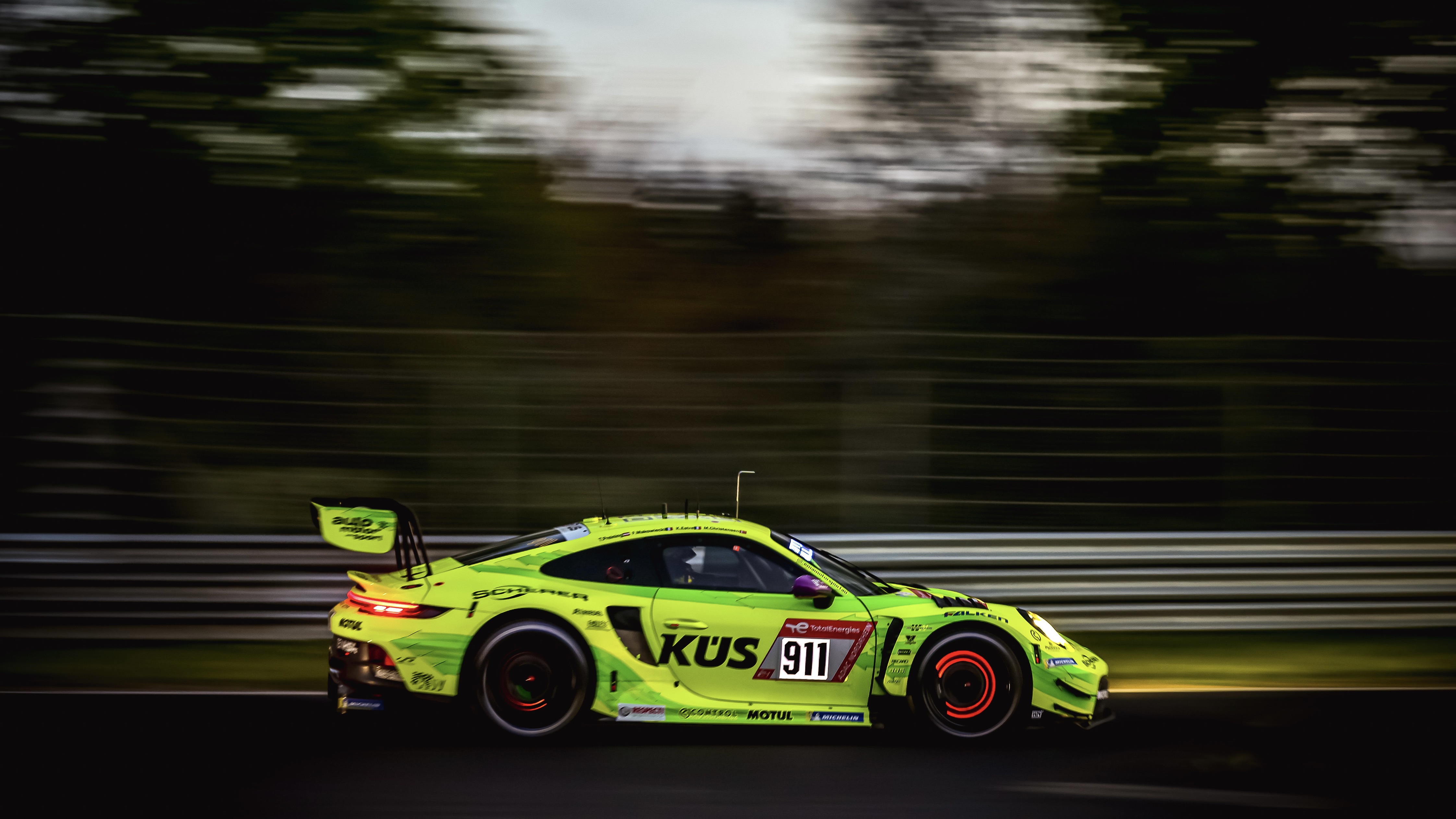 911 GT3 R with glowing brake discs at Nurburgring