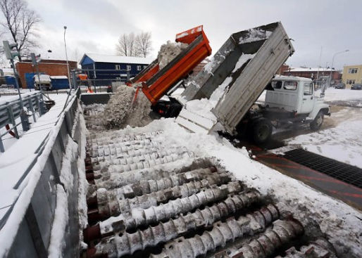 Механизированная уборка снега трактором