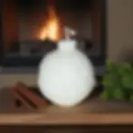 Bougie décorative boule de Noël, cinnamon sticks on wooden board, festive background, Calabougies.