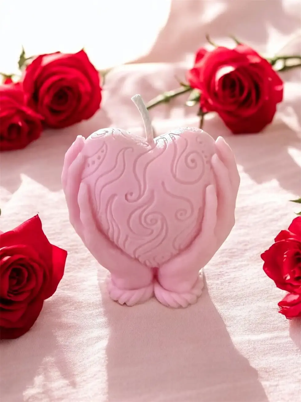Calabougie cœur rose tenue par des mains