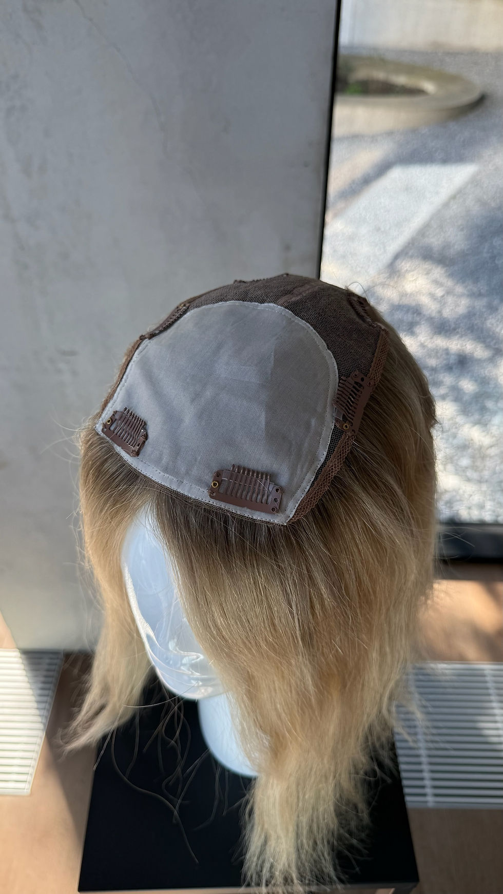 Miniature : Postiche | Base moyenne | Blond ensoleillé avec racines | 35 cm | Dessus en soie | Cheveux UE