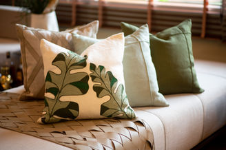 almofada botânica verde ambientada (1).JPG