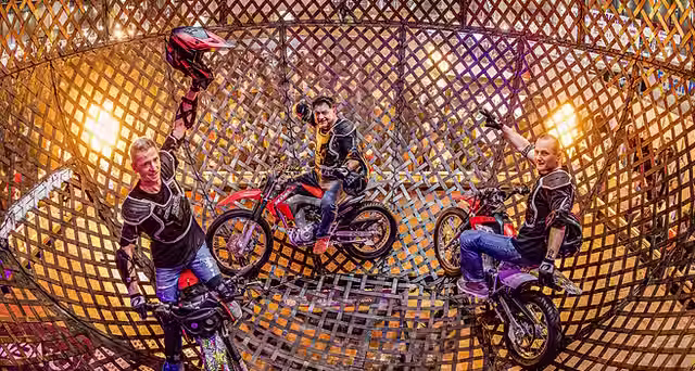 Deutschlands erster Todeskugelfahrer bei Atemlos – Der Weihnachtszirkus, historischer Moment mit Motorrad in der Stahlkugel.