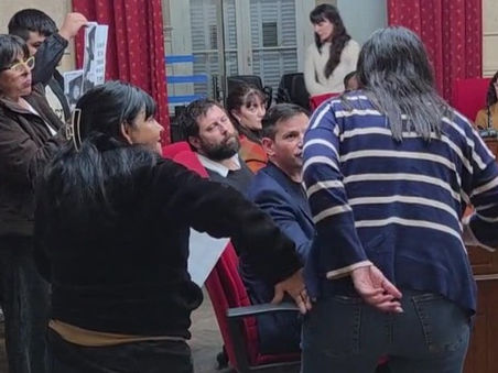 Momentos de tensión en el HCD entre un grupo de mujeres y el concejal Corio