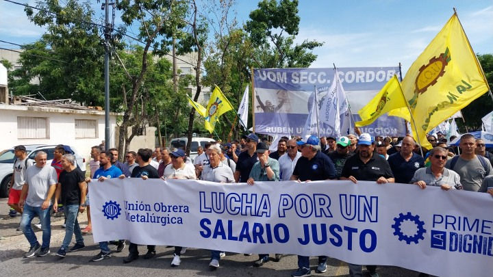 Furlán y trabajadores metalúrgicos marchando por la Av. Mitre de Campana, en lucha por mejoras salariales. (Foto de archivo: 27 de marzo de 2024).