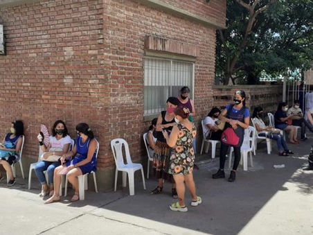 Caos, demoras y enojos en el Hospital San José durante la vacunación a docentes