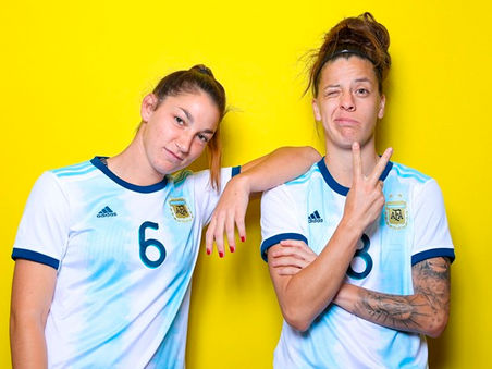 Argentina enfrenta a la temible Inglaterra, en búsqueda de un batacazo histórico